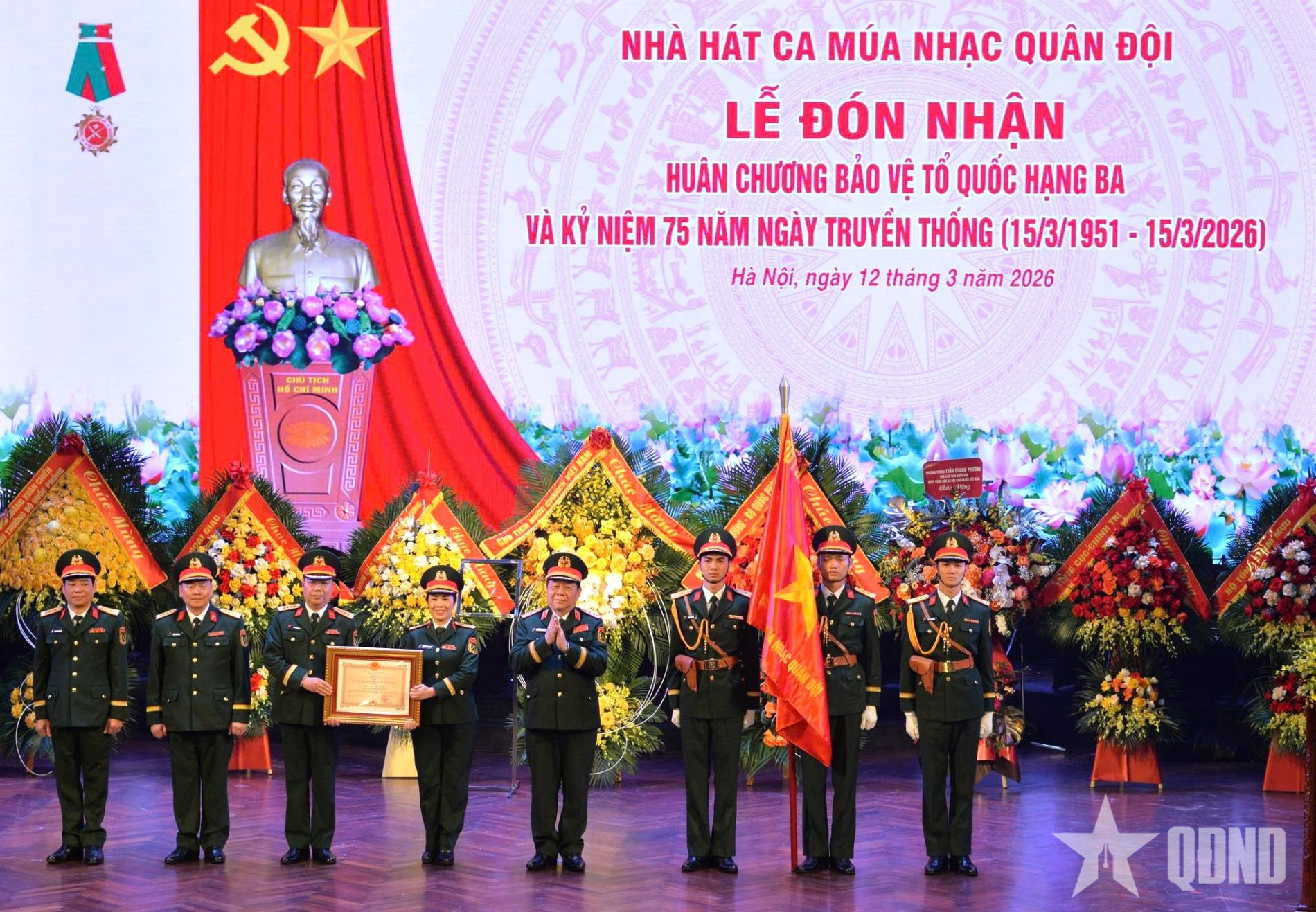 Nhà hát Ca múa nhạc Quân đội đón nhận Huân chương Bảo vệ Tổ quốc hạng Ba