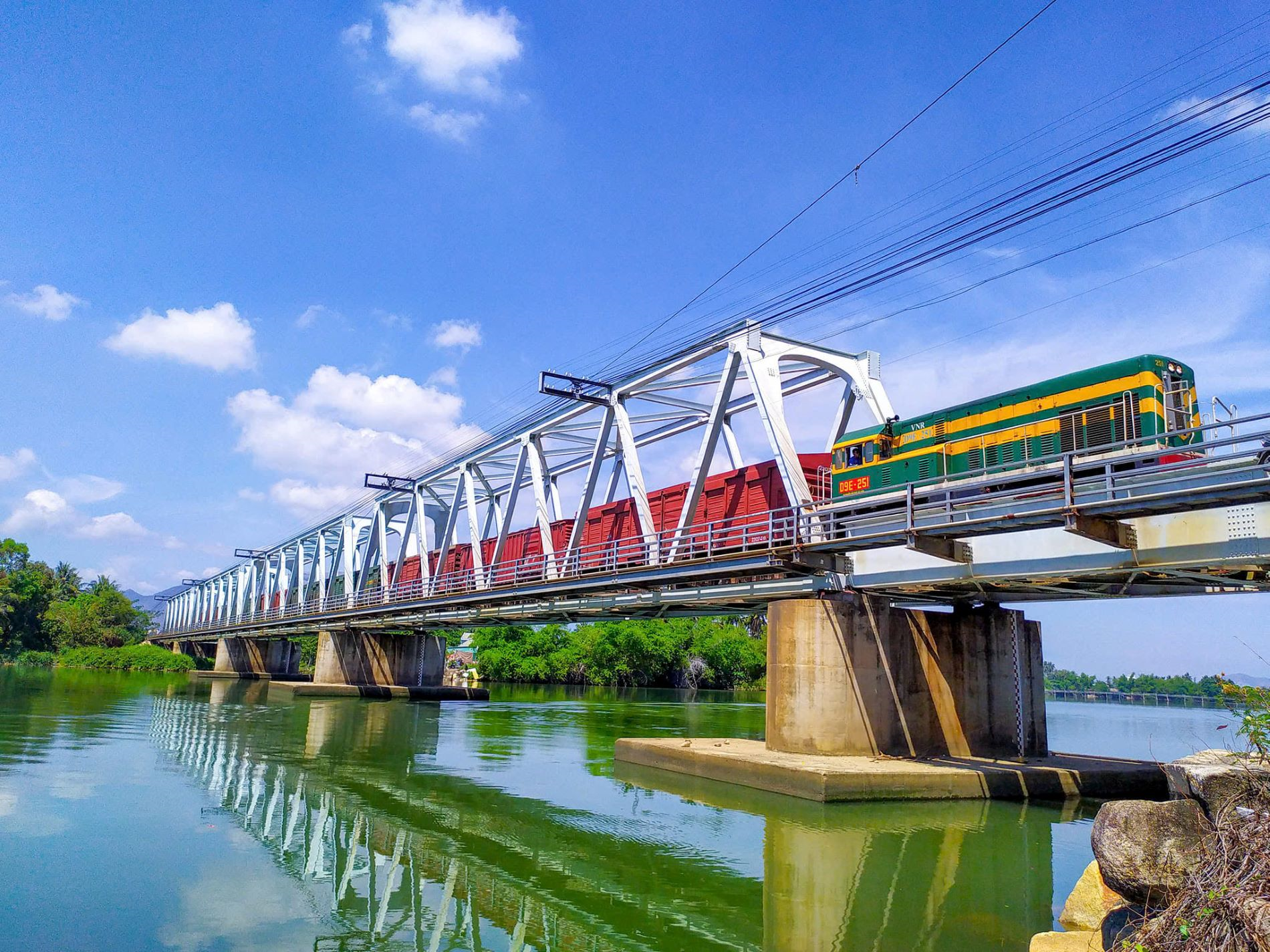 Ngành đường sắt giảm giá vé, cước vận tải sau khi giá xăng, dầu hạ nhiệt