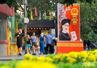 View - Thủ đô rực rỡ cờ hoa chào mừng ngày bầu cử