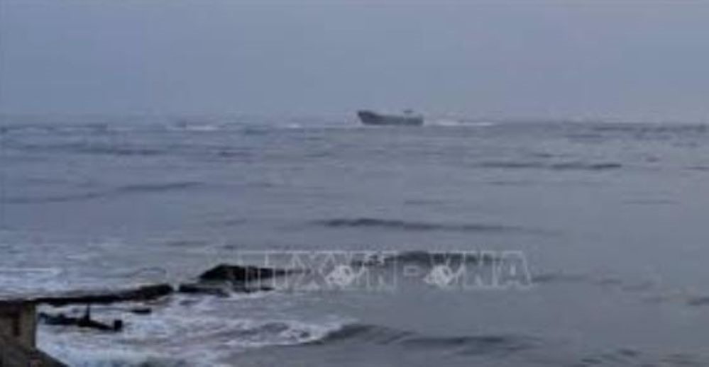 Ứng cứu 5 thuyền viên bị sự cố phá nước, chìm trên biển 