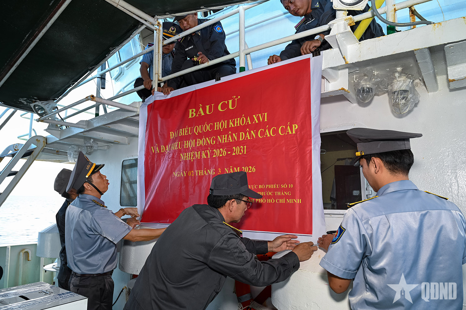 Những lá phiếu bầu cử sớm từ trùng khơi