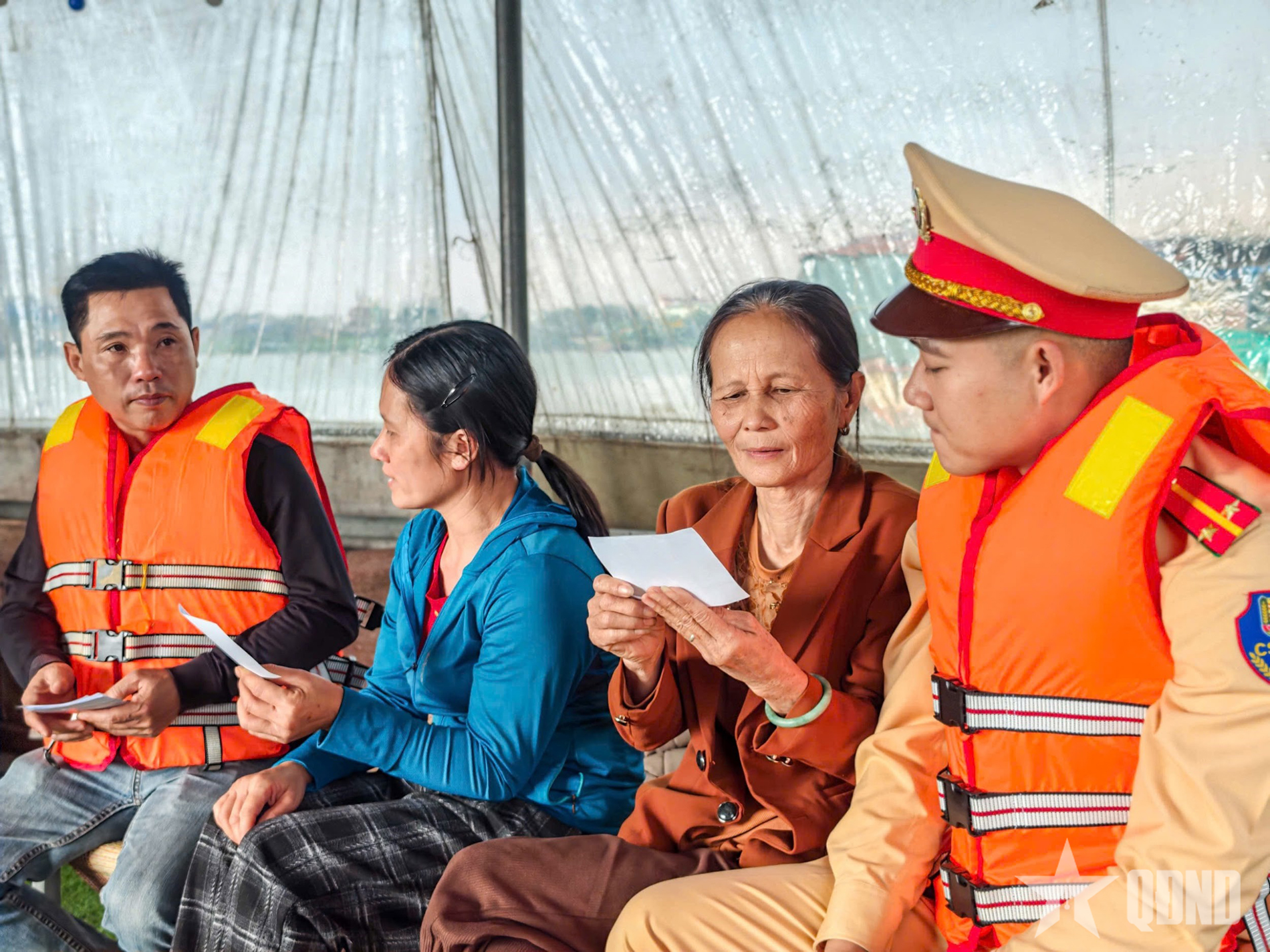 Cảnh sát đường thủy Hà Nội hỗ trợ phát thẻ cử tri tại xóm chài trên sông