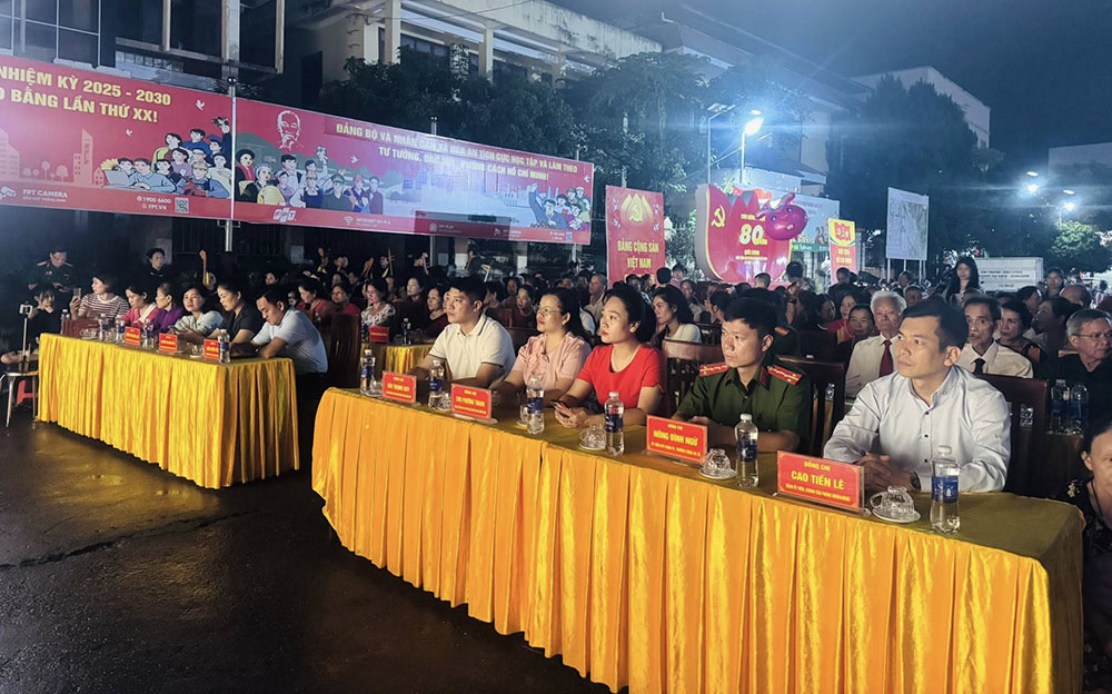 Đi thẳng vào việc của phố, chuyện của dân