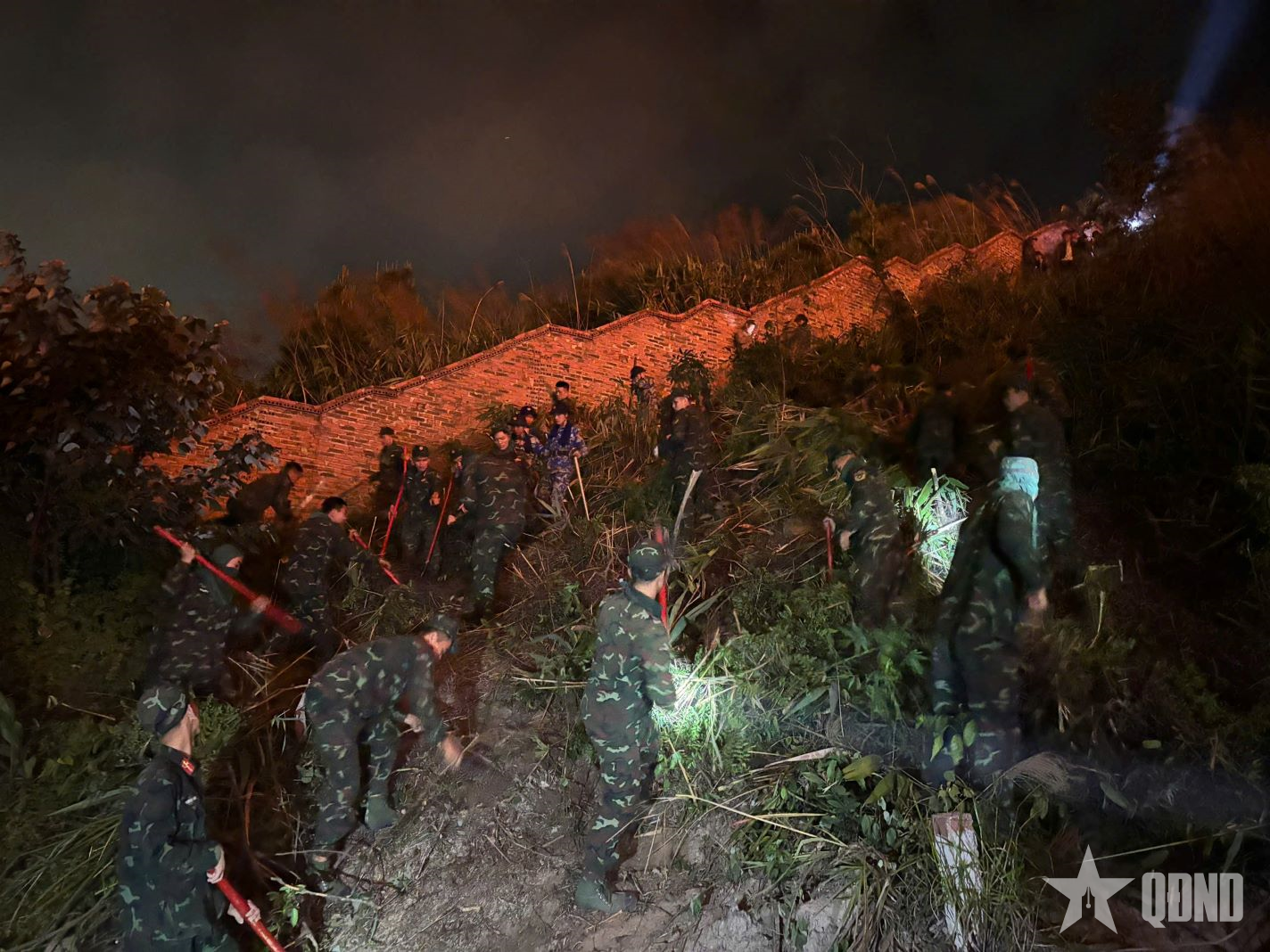 Quảng Ninh kịp thời khống chế vụ cháy rừng tại phường Tuần Châu

