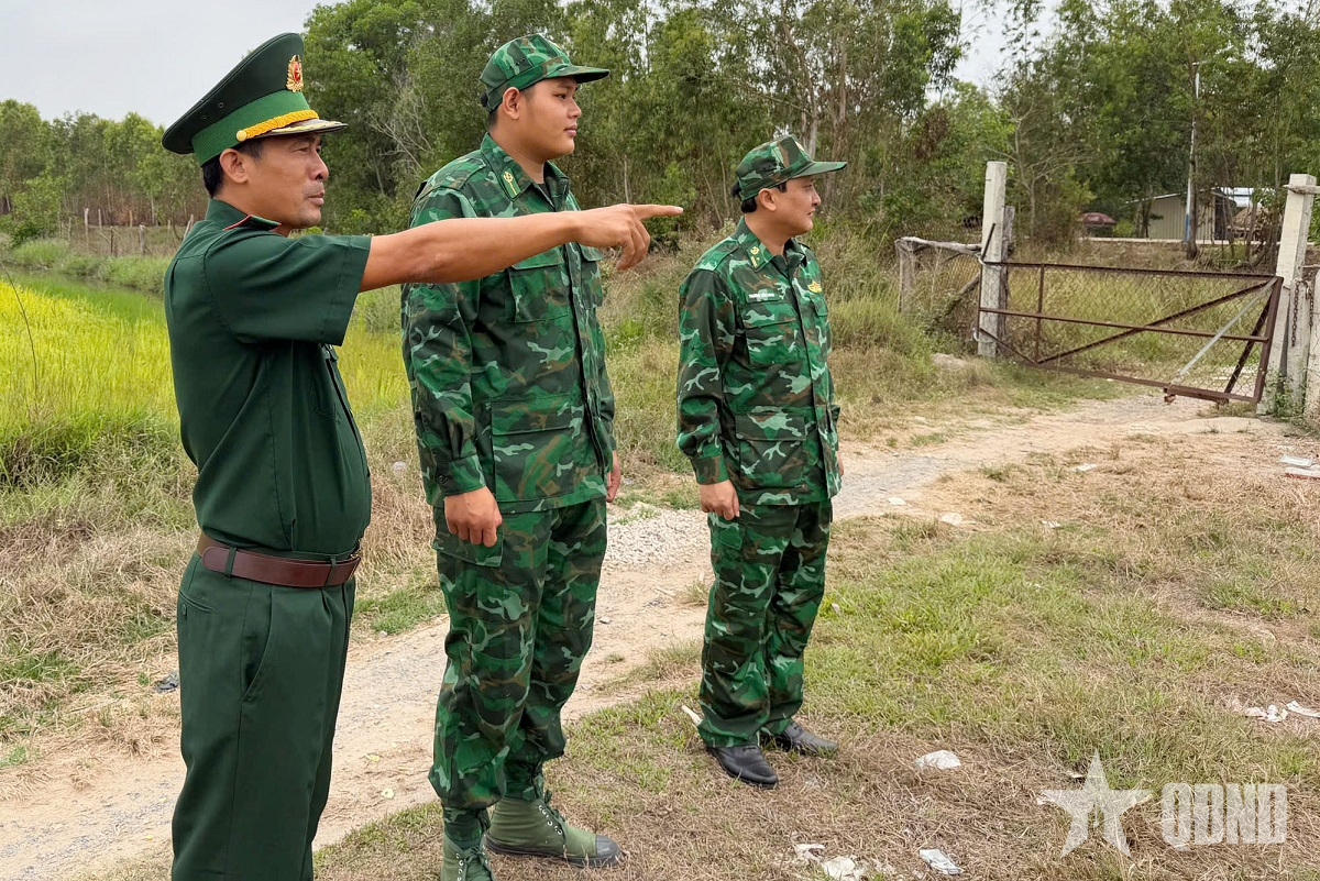 Cán bộ biên phòng điển hình về phòng, chống tội phạm