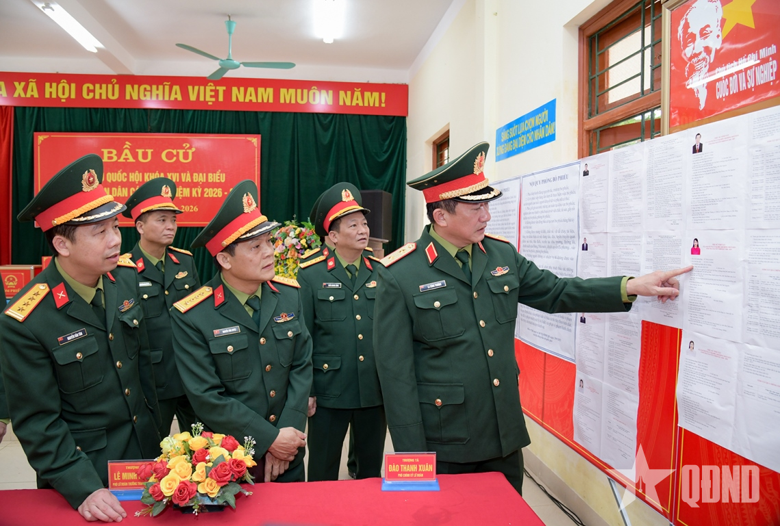 Trung tướng La Công Phương kiểm tra công tác chuẩn bị bầu cử tại Lữ đoàn Thông tin 601