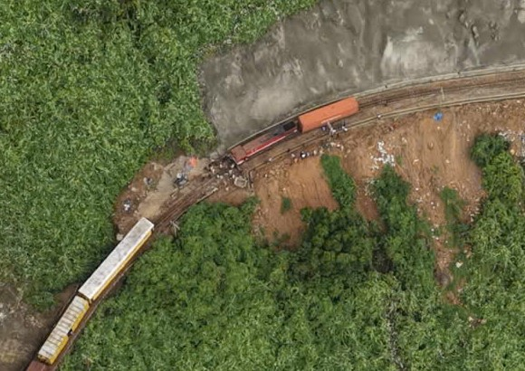 Tạm dừng chạy tàu do xuất hiện đá rơi làm hư hỏng đường sắt trên đèo Hải Vân