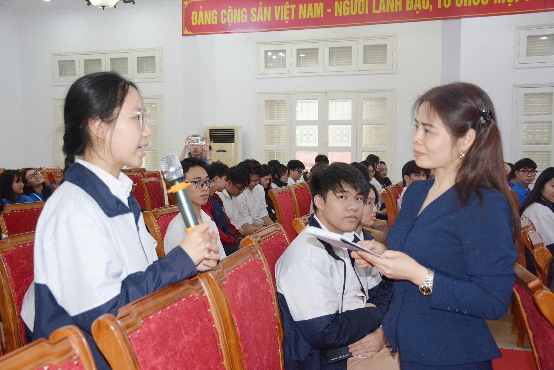 Bồi đắp trách nhiệm công dân từ những lá phiếu đầu đời