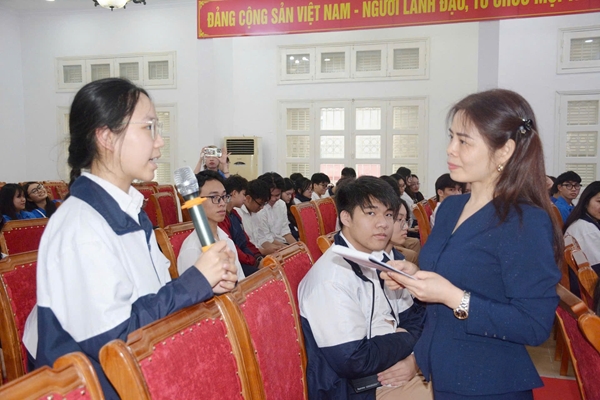 Bồi đắp trách nhiệm công dân từ những lá phiếu đầu đời