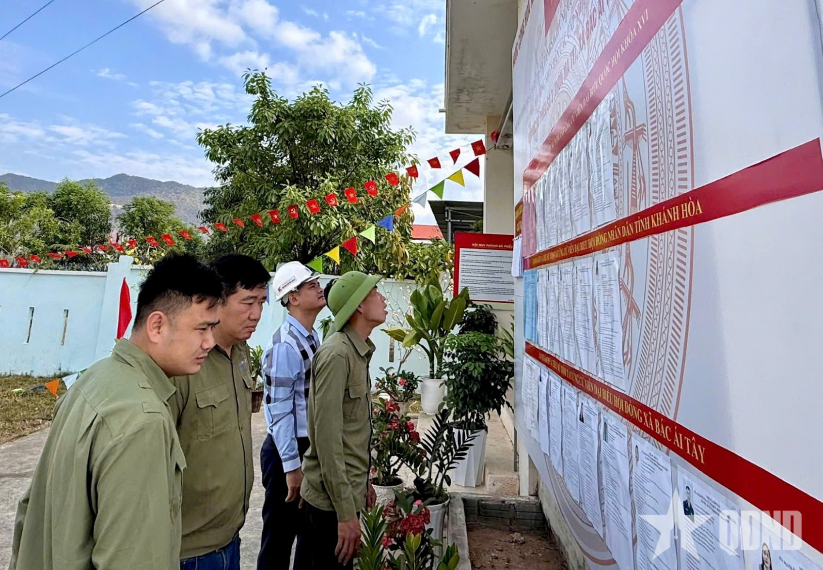 Lá phiếu nơi công trường: Trách nhiệm của người lính - công nhân