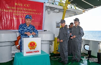 Gallery - Hải trình đặc biệt đưa lá phiếu ra trùng khơi