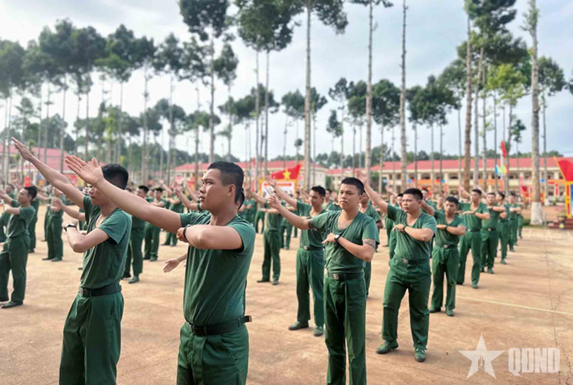 Chiến sĩ mới Sư đoàn 302 (Quân khu 7) sôi nổi luyện tập vũ điệu tập thể quân nhân
