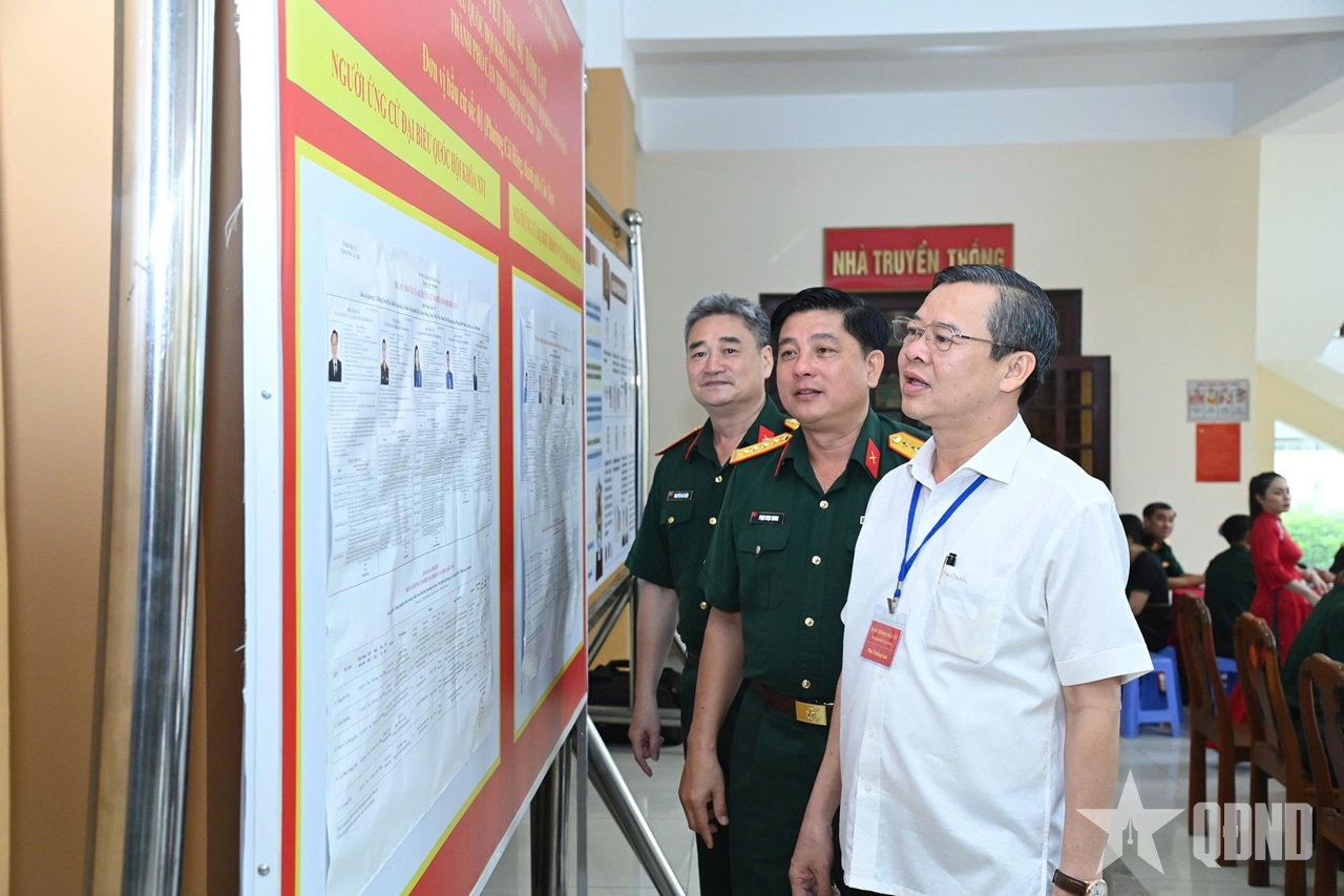 Cử tri LLVT thành phố Cần Thơ hân hoan đi bỏ phiếu