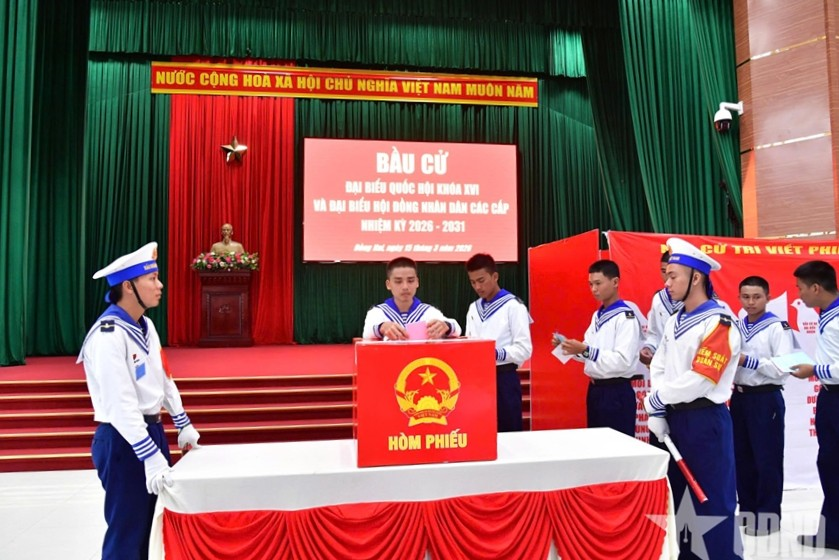 Cán bộ, chiến sĩ Hải quân và Biên phòng hào hứng bầu cử