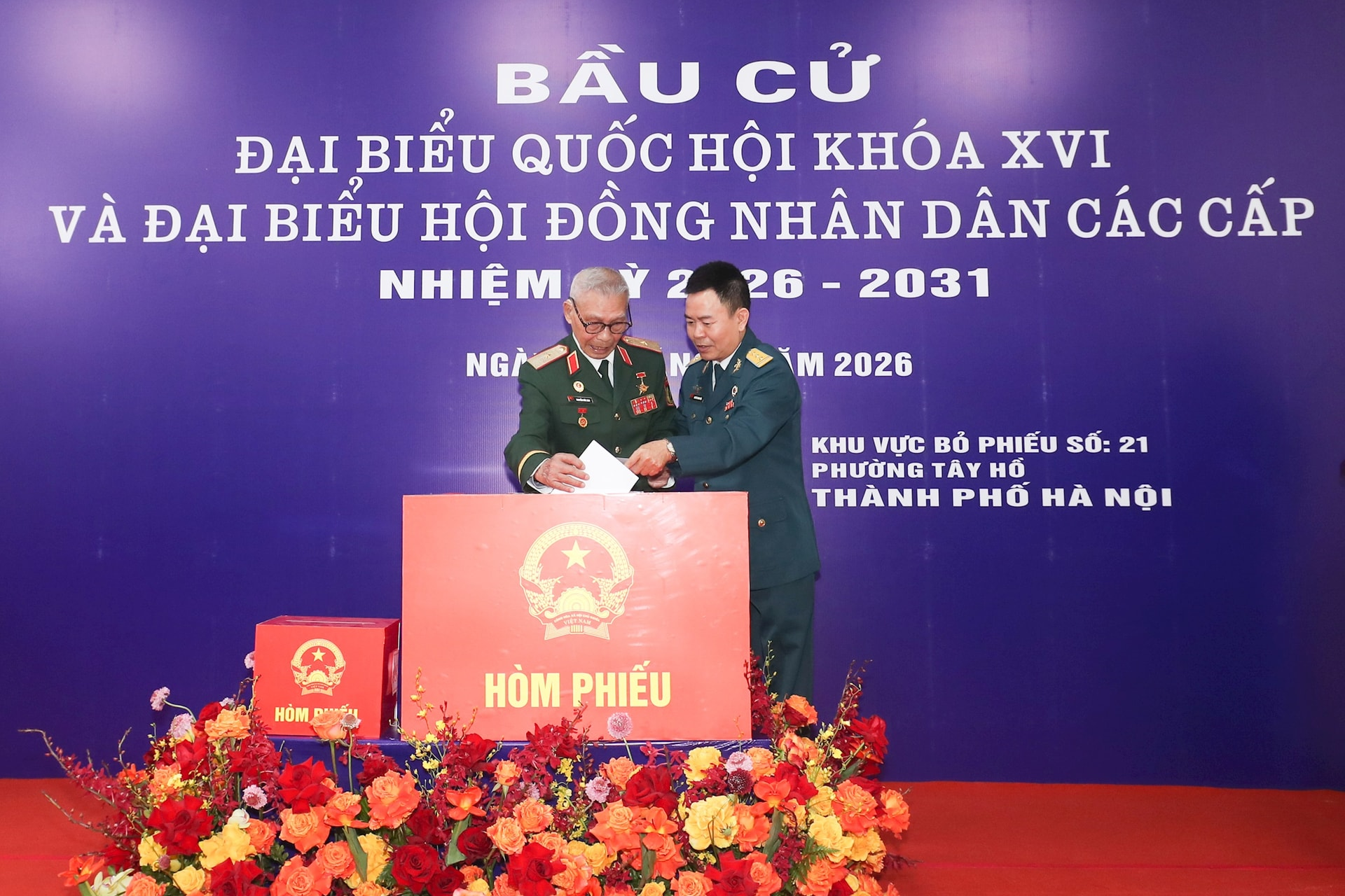 Sôi nổi không khí bầu cử tại các khu vực bỏ phiếu ở Thủ đô