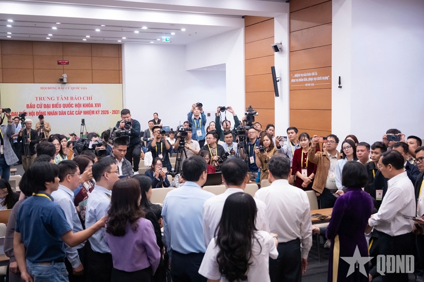 Chủ tịch Quốc hội Trần Thanh Mẫn kiểm tra, thăm và động viên lực lượng phục vụ bầu cử