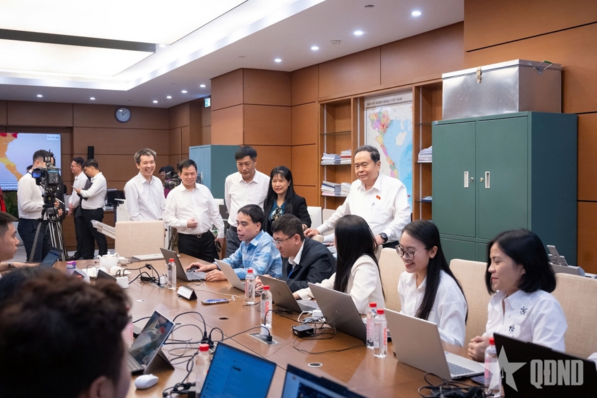 Chủ tịch Quốc hội Trần Thanh Mẫn kiểm tra, thăm và động viên lực lượng phục vụ bầu cử