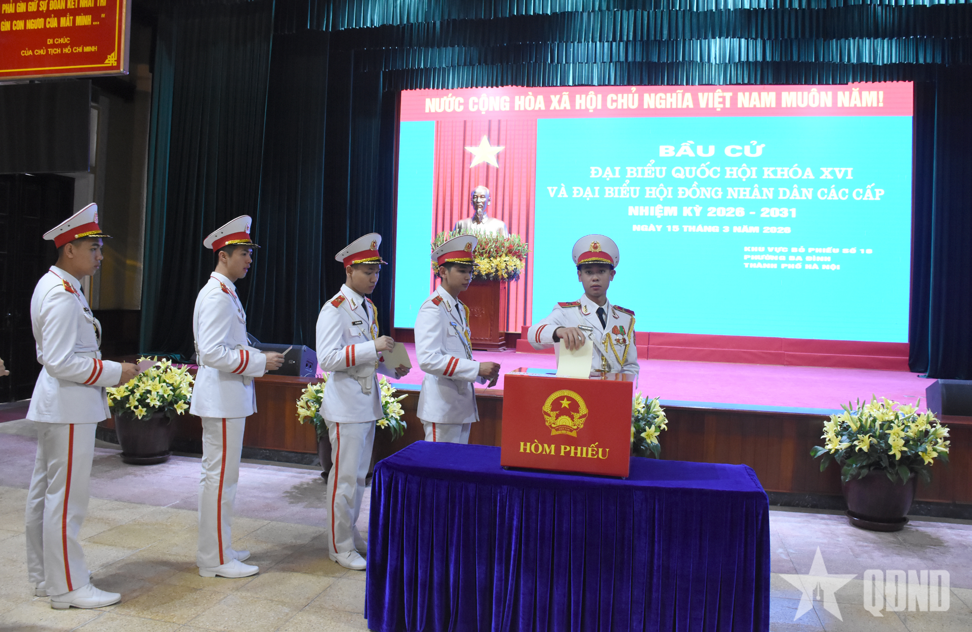 Những người lính bên Lăng Bác trong ngày hội lớn của non sông