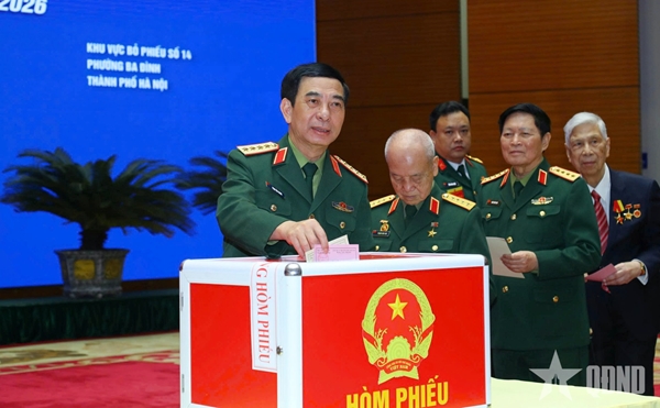 Lãnh đạo Bộ Quốc phòng tham gia bầu cử tại Khu vực bỏ phiếu số 14