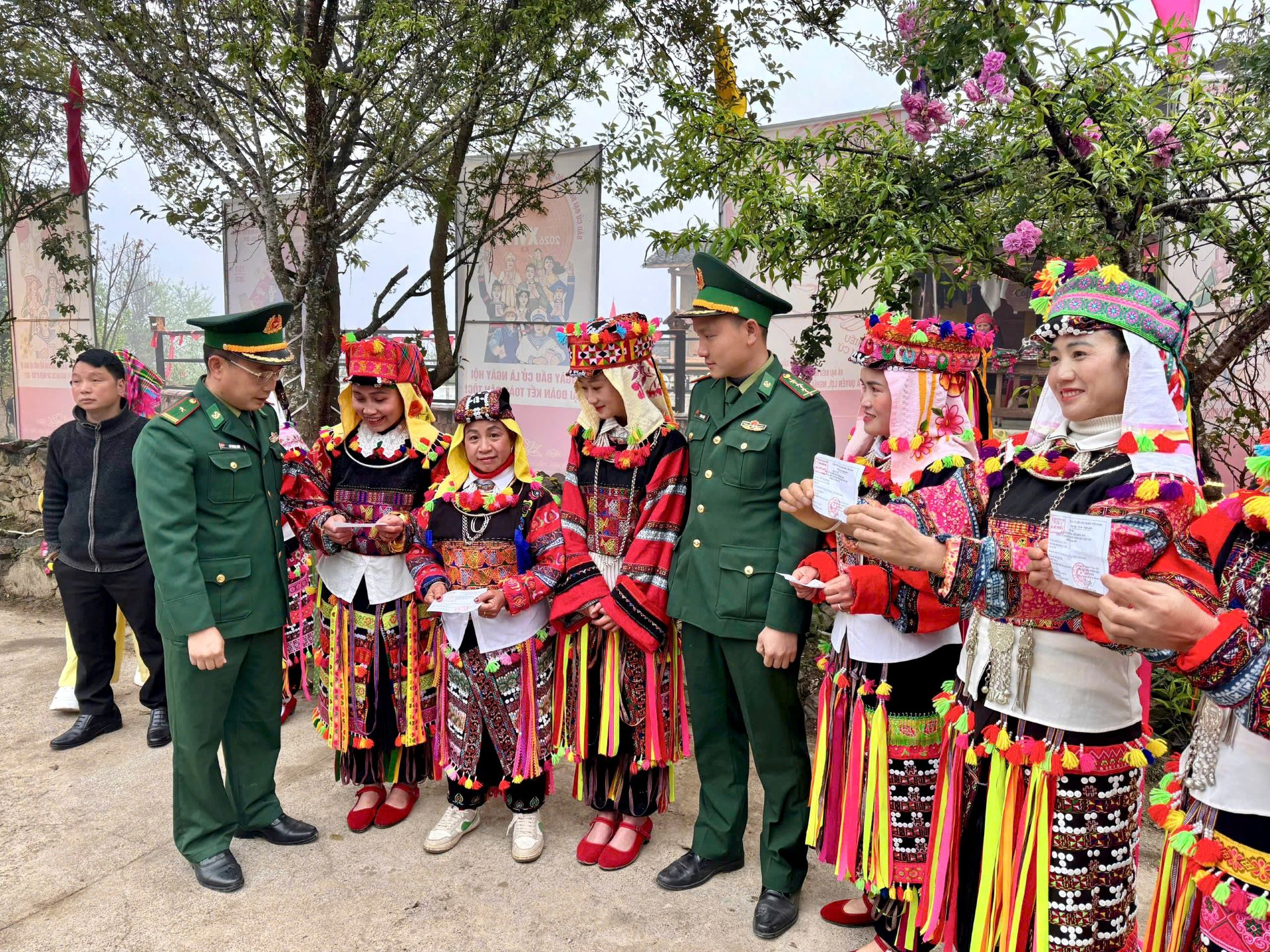 Ngày hội của niềm tin dưới cột cờ Lũng Cú