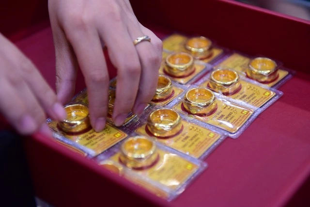 Giá vàng hôm nay (chiều 15-3): Vàng nhẫn vượt vàng miếng