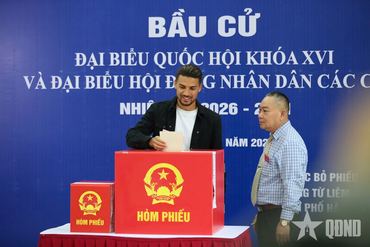 Cầu thủ nhập tịch Đỗ Hoàng Hên xúc động khi lần đầu đi bầu cử

