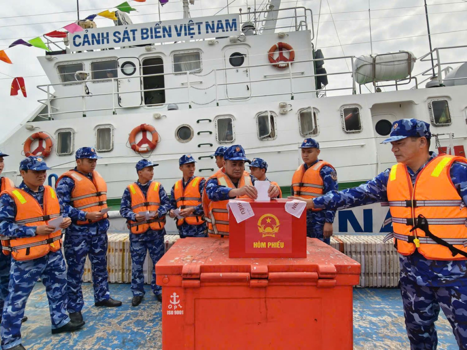 Cùng ngư dân hoàn thành quyền cử tri trên biển