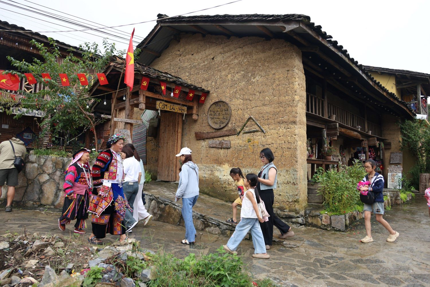 Lô Lô Chải và nếp nhà trình tường