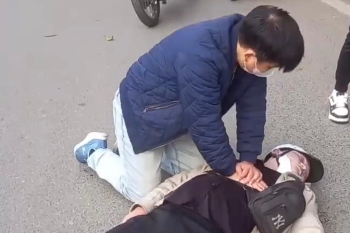 Hà Nội: Ép tim kịp thời cứu sống nam thanh niên ngừng tuần hoàn