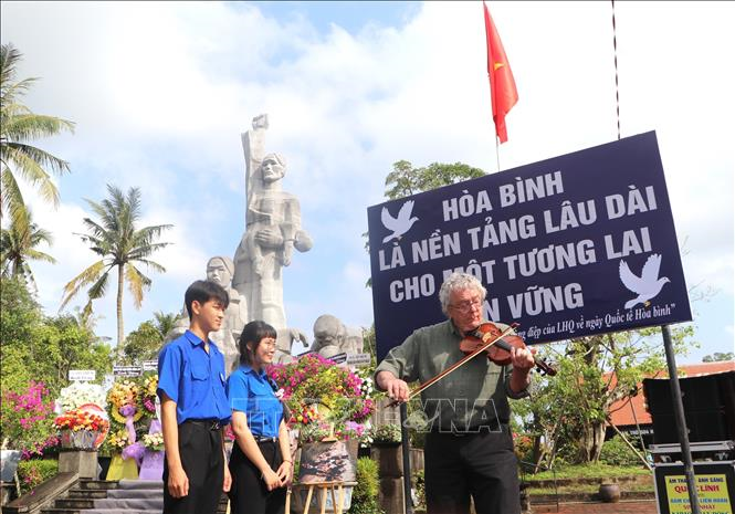 Dâng hương tưởng niệm 58 năm ngày 504 người dân Sơn Mỹ bị thảm sát