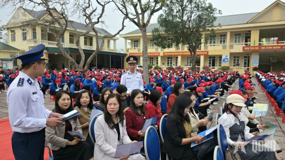 Hải đội 102 tuyên truyền biển, đảo cho hơn 1.000 giáo viên, học sinh
