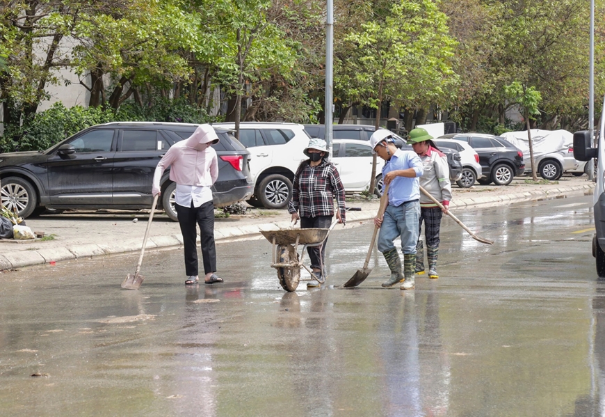 Xác minh, xử lý xe tải làm rơi vãi đất thải xuống đường