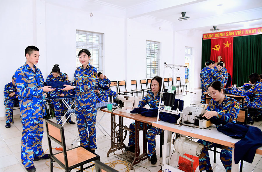 Phụ nữ Vùng 1 Hải quân đồng hành cùng chiến sĩ mới