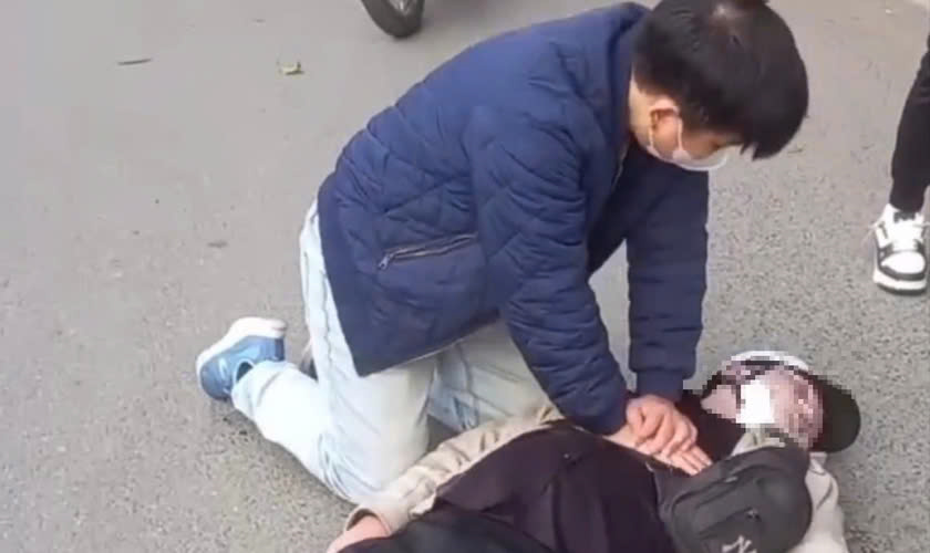 Khen thưởng đột xuất bác sĩ cứu người giữa đường