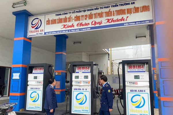 Xử phạt 35 triệu đồng với 1 doanh nghiệp bán xăng dầu cao hơn giá quy định
