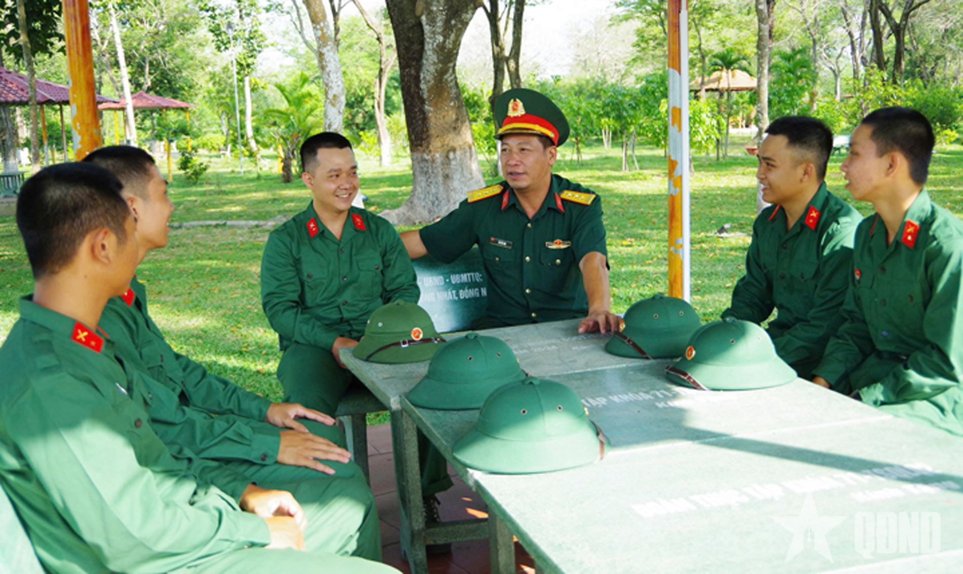 Người chính ủy gần gũi chiến sĩ