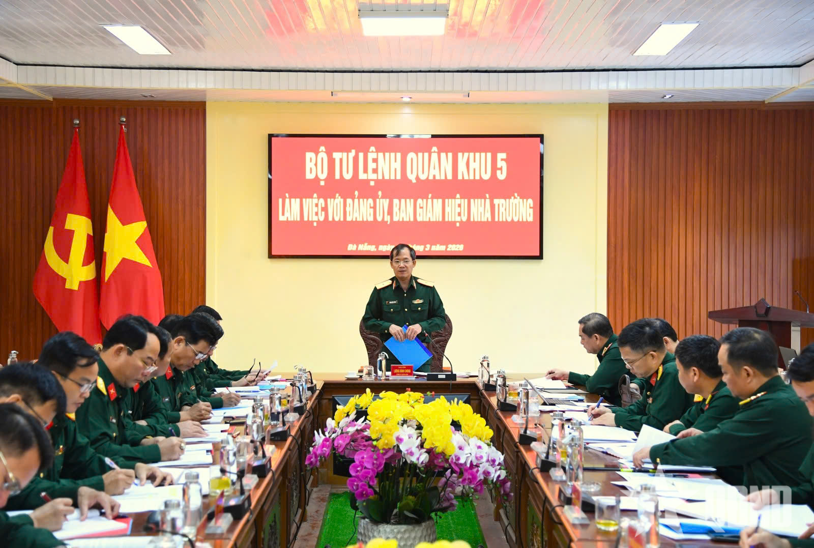 Thiếu tướng Lương Đình Chung làm việc với Trường Quân sự Quân khu 5