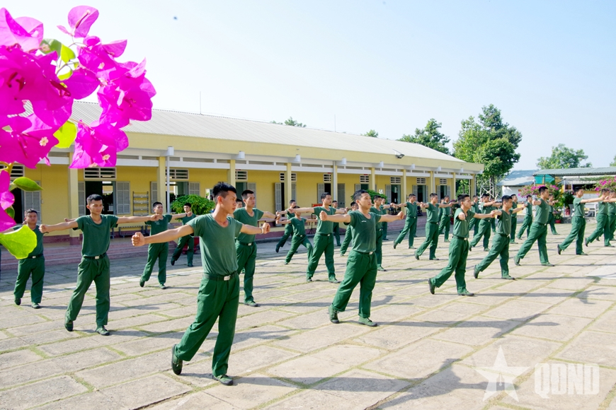 Sư đoàn 309 (Quân khu 7): Chiến sĩ mới rèn nền nếp nội vụ, huấn luyện trên thao trường