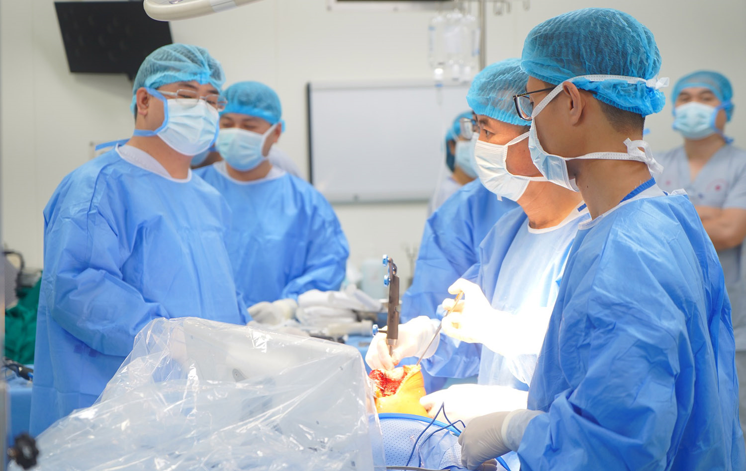 Bệnh viện E ứng dụng công nghệ robot trong lĩnh vực thay khớp gối