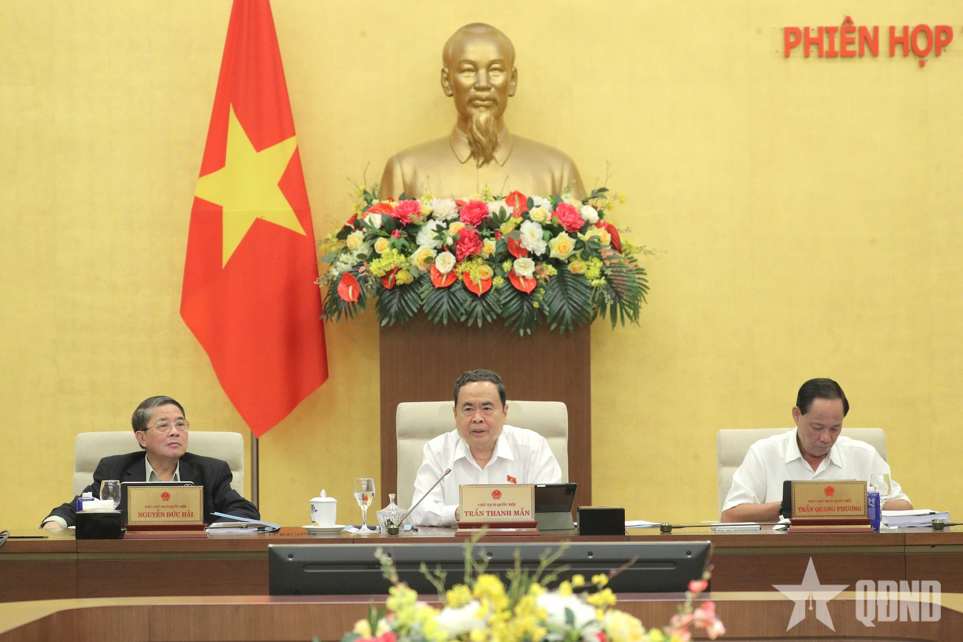 Khen thưởng phải được thực hiện ngay tại nơi phát sinh thành tích, giảm trung gian hành chính