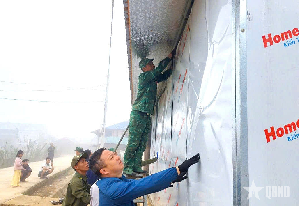 Bộ đội Biên phòng tỉnh Lai Châu giúp nhân dân khắc phục thiệt hại do mưa đá