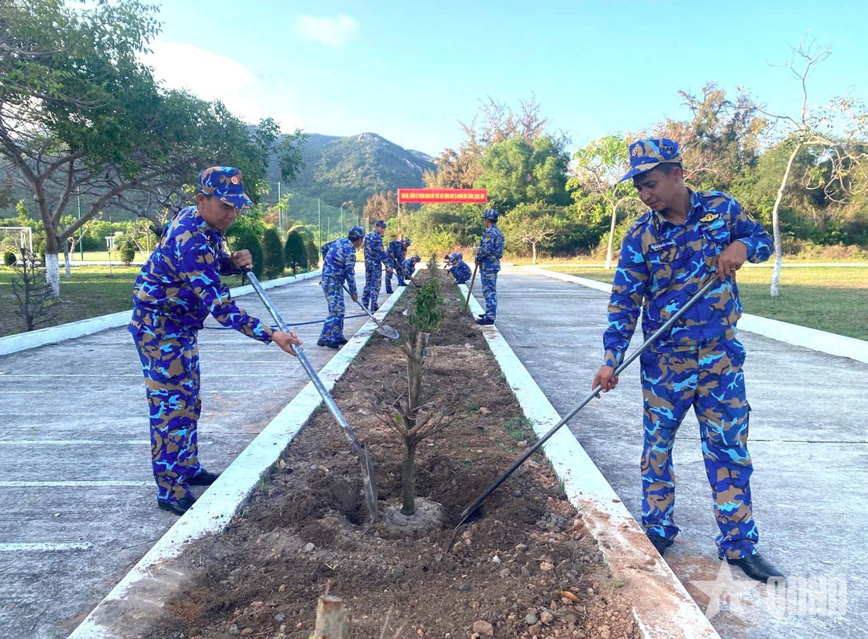 Tuổi trẻ Trung đoàn 196 xây dựng công trình “Đường mai”