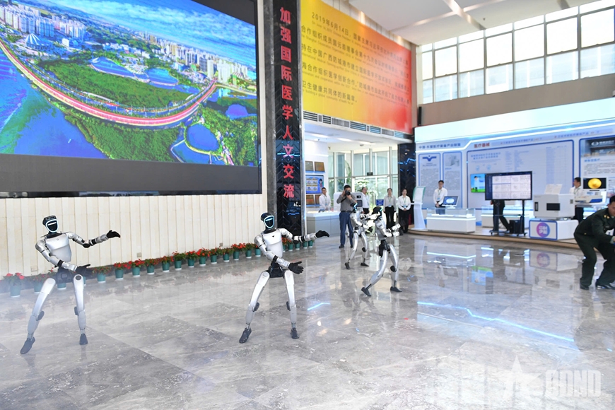 Bộ trưởng Bộ Quốc phòng Việt Nam - Trung Quốc tham quan Khu thí điểm mở y học quốc tế Phòng Thành Cảng