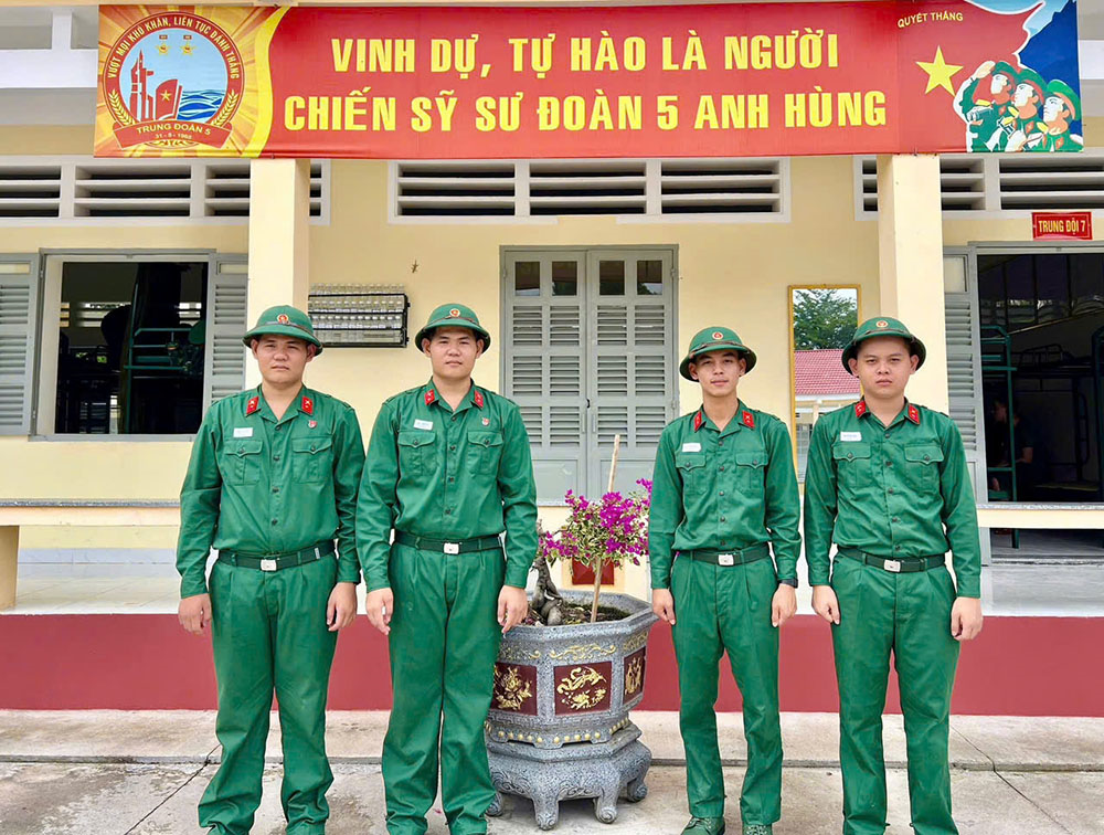 Hai cặp song sinh chung màu áo lính