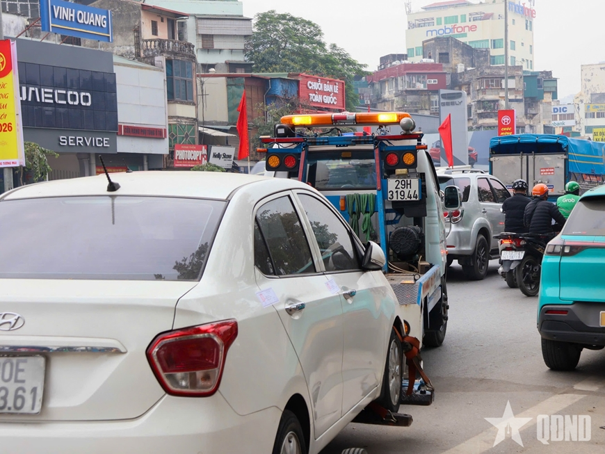 Cảnh sát giao thông Công an TP Hà Nội: Xử lý ô tô dừng, đỗ sai quy định