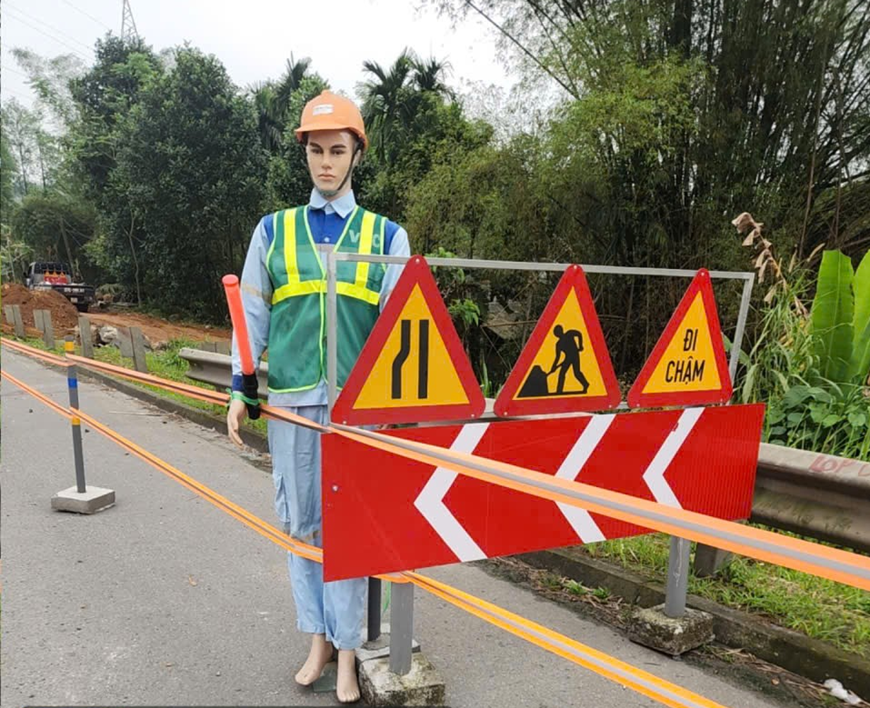 Cao tốc Yên Bái - Lào Cai: Đặt thêm hàng rào tôn, hình nộm, mũi tên phản quang cảnh báo an toàn khi thi công