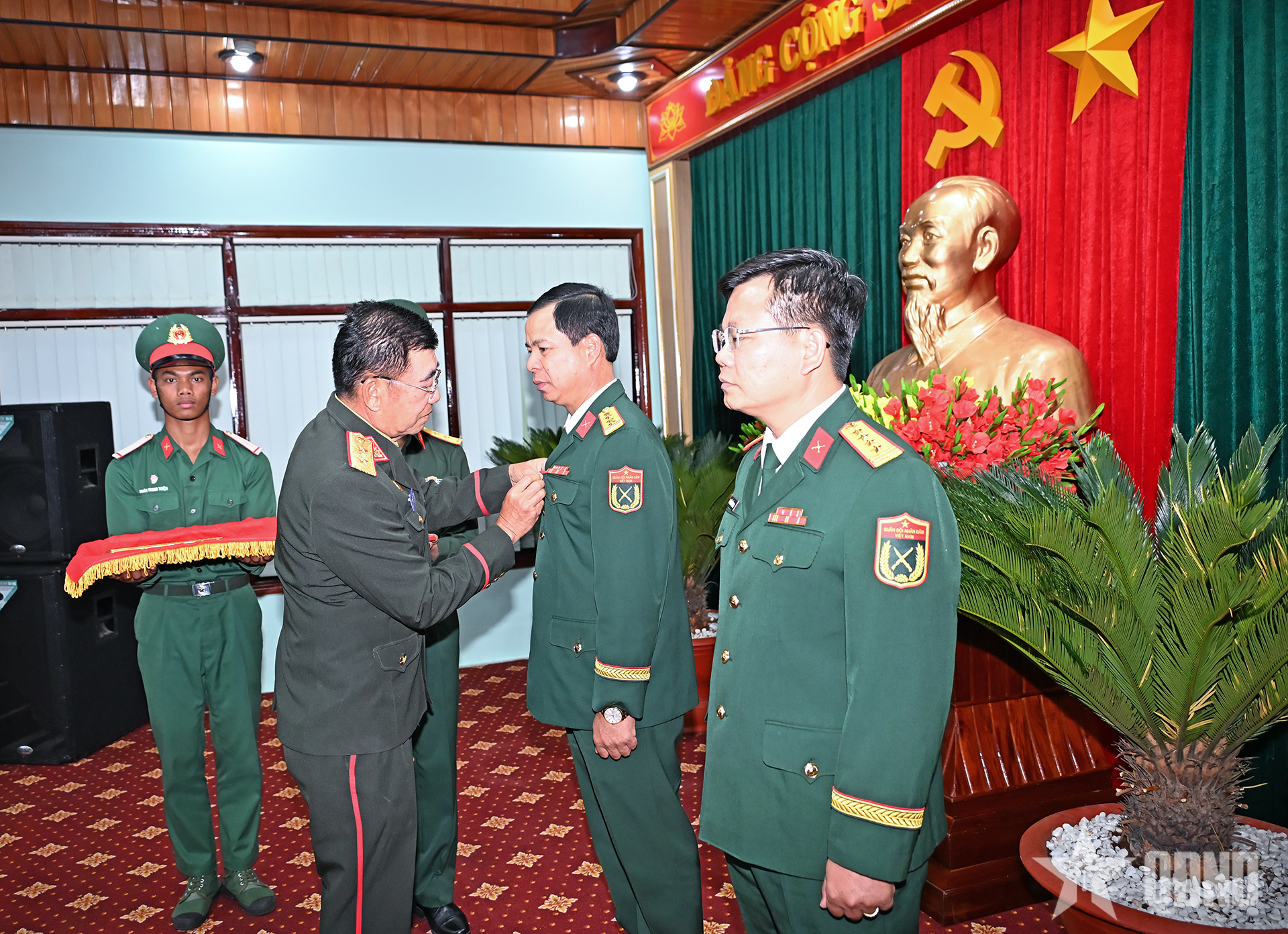 Binh đoàn 15: Nhiều cá nhân được tặng Huân chương Anh dũng của Bộ Quốc phòng Lào