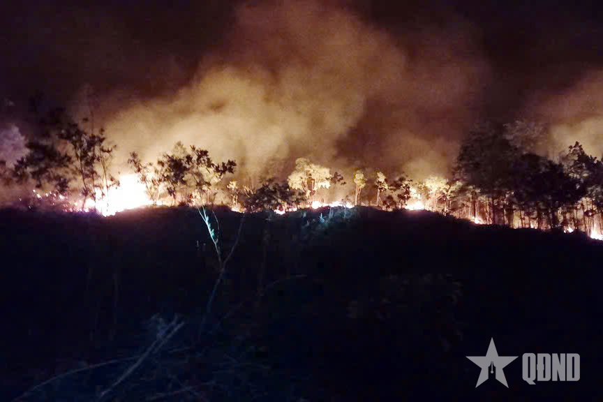 Dập tắt cháy rừng diện rộng tại xã A Lưới 1 (TP Huế)