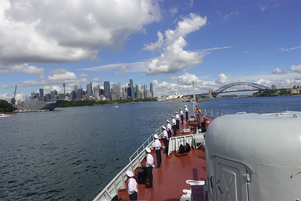 Tàu 016-Quang Trung cập cảng Sydney sau khi kết thúc tốt đẹp khoa mục vận động đội hình và chụp ảnh trên không