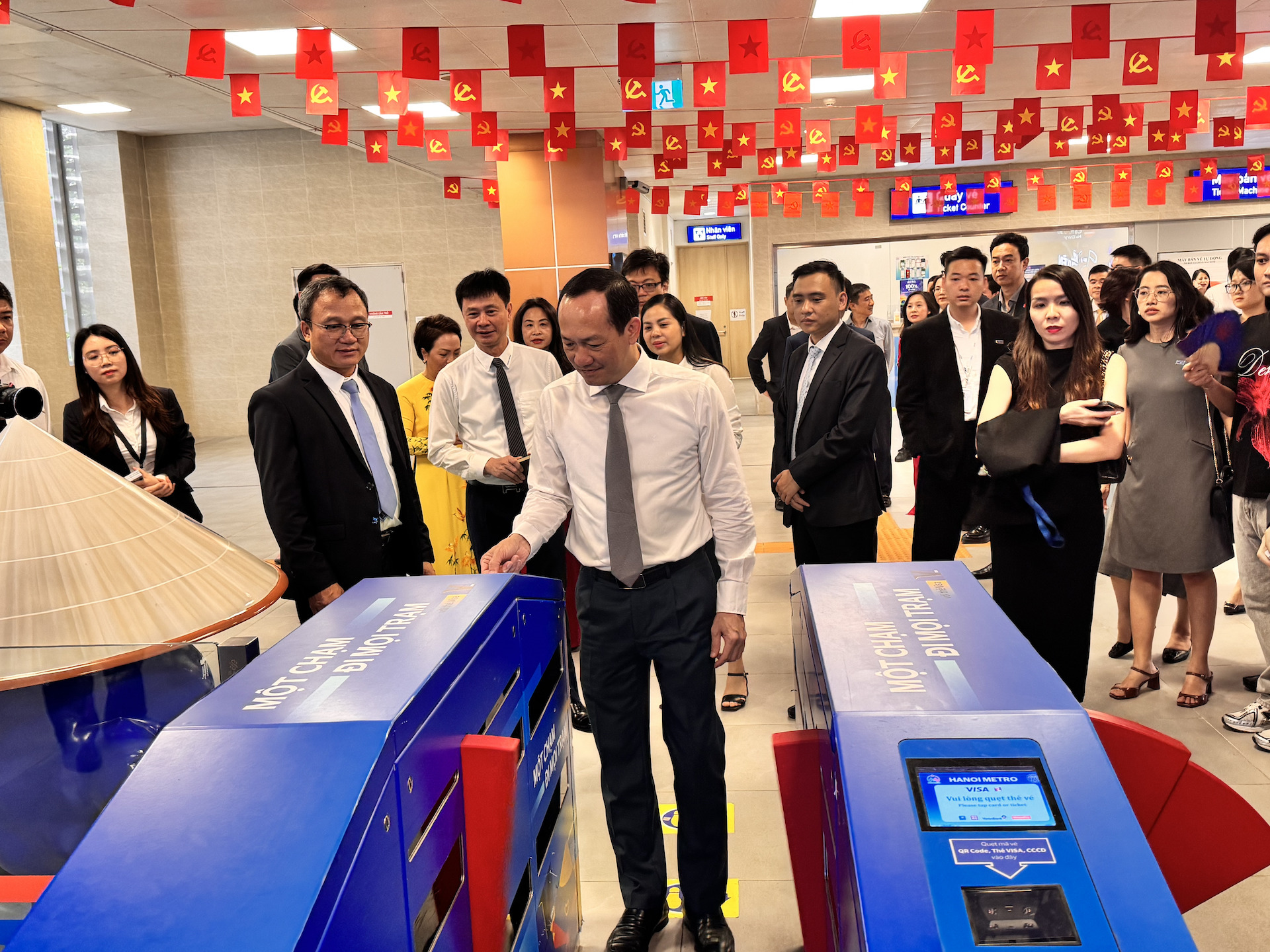 Gần 6 triệu lượt hành khách sử dụng hệ thống soát vé mới của Hà Nội Metro